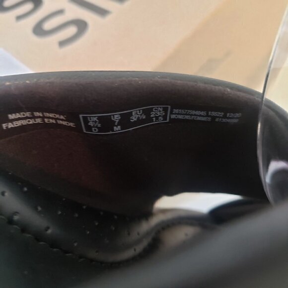 Clarks Women's Reyna Twist Flat Sandal size 7 New in Box - Picture 8 of 10